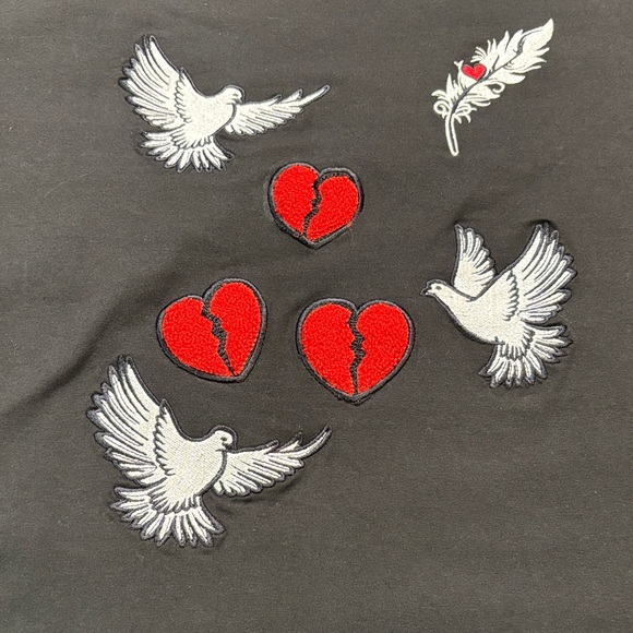 Focus Black Short-sleeve Crewneck T-Shirt with Red Heart and Dove Design 2X NWT - Picture 2 of 11